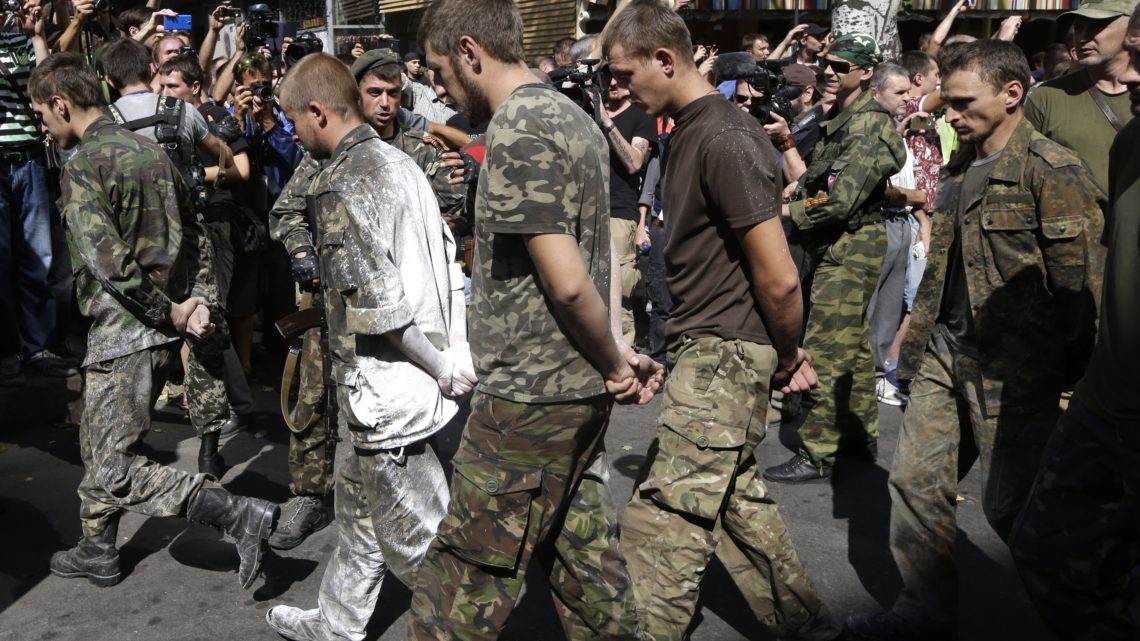 Обмен военнопленными. Пленный украинский солдат Донецк. Пленные русскиетсолдатытв Украине. Пленные российские солдаты на Украине. Российские салаты в Алину на Украине.